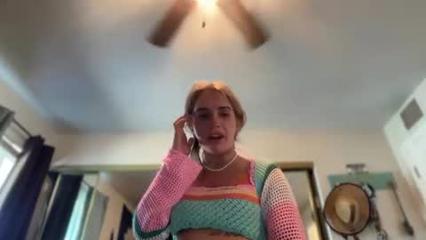 Snapshot of lolaa555 chatting on June 21, 3:25 pm lolaa555 online show from June 21, 3:25 pm