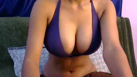 Snapshot of lolaa_darling chatting on May 28, 8:22 am lolaa online show from May 28, 8:22 am