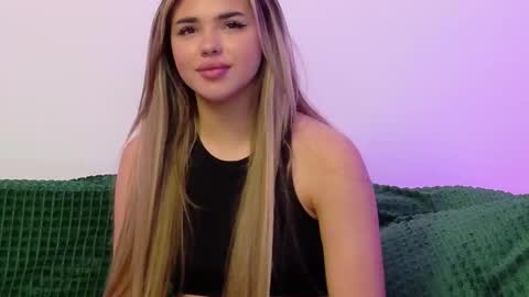 lolaamore_ online show from December 3, 8:29 pm