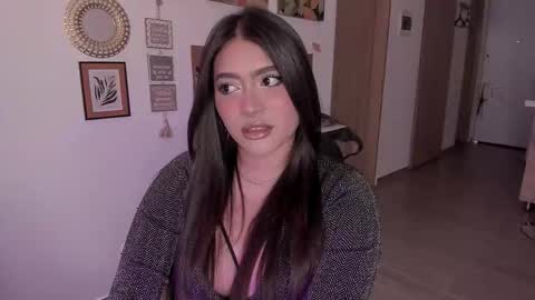 lolaasmith_21 online show from October 24, 7:10 pm