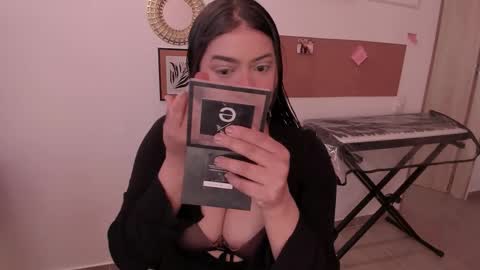 lolaasmith_21 online show from November 1, 9:06 pm