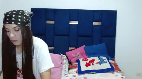 Snapshot of lolabloomx chatting on June 8, 1:28 am lolabloomx online show from June 8, 1:28 am