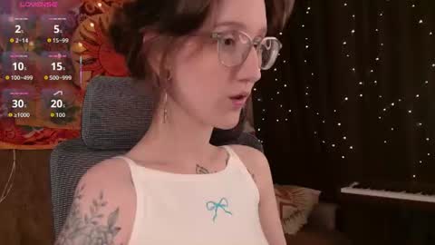 lolami_ online show from June 24, 7:29 am