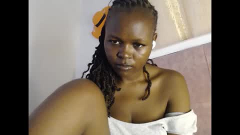 lolamia7 online show from December 3, 7:05 am