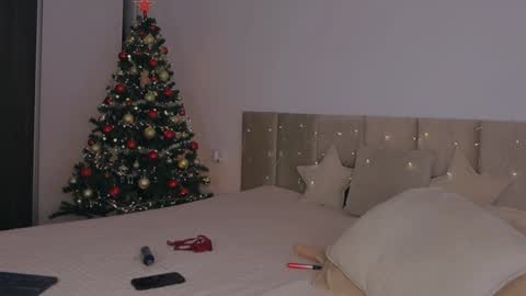 Lola online show from December 8, 3:00 am