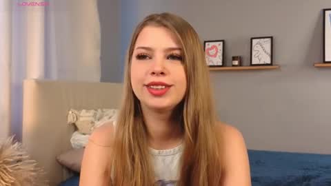 Snapshot of lollastich__ chatting on November 15, 8:11 am Lola online show from November 15, 8:11 am