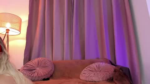 Snapshot of lollypetitte_ chatting on May 17, 4:32 am Lolly online show from May 17, 4:32 am