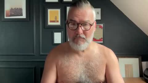 Snapshot of londongent2023 chatting on September 17, 9:44 am EnglishBear online show from September 17, 9:44 am