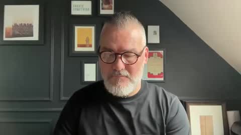 Snapshot of londongent2023 chatting on October 8, 9:18 am EnglishBear online show from October 8, 9:18 am