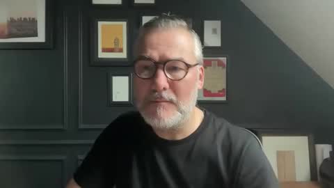 Snapshot of londongent2023 chatting on December 15, 9:13 am EnglishBear online show from December 15, 9:13 am