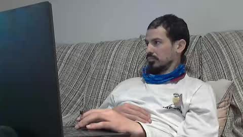 Snapshot of longnight5 chatting on February 12, 4:11 pm Alejandro Rulitos Twitter longnight55 Intagram 5longnight5 online show from February 12, 4:11 pm