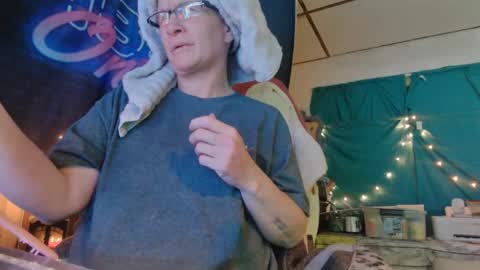 Snapshot of lononcashmere69 chatting on December 3, 12:24 am Londoncashmere69 online show from December 3, 12:24 am