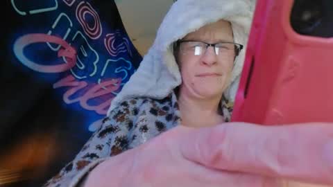 Snapshot of lononcashmere69 chatting on December 4, 2:42 am Londoncashmere69 online show from December 4, 2:42 am