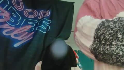 Snapshot of lononcashmere69 chatting on December 7, 3:04 am Londoncashmere69 online show from December 7, 3:04 am