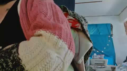 Snapshot of lononcashmere69 chatting on December 7, 4:25 pm Londoncashmere69 online show from December 7, 4:25 pm