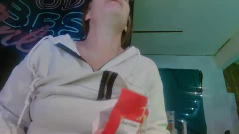 Snapshot of lononcashmere69 chatting on December 17, 2:12 am Londoncashmere69 online show from December 17, 2:12 am