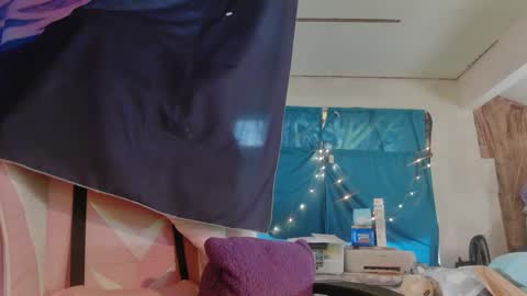Snapshot of lononcashmere69 chatting on December 19, 4:13 pm Londoncashmere69 online show from December 19, 4:13 pm