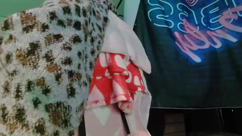 Snapshot of lononcashmere69 chatting on February 19, 12:35 am Londoncashmere69 online show from February 19, 12:35 am