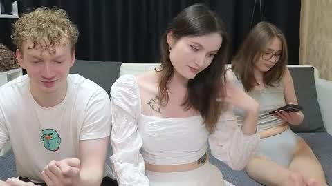 Jean and Isa right couple Mark and Eva left couple online show from April 8, 3:12 pm