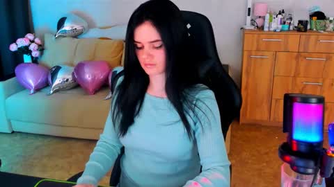 Lora Cain online show from February 25, 7:25 pm