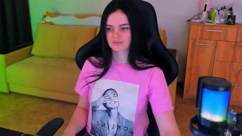 Lora Cain online show from March 4, 2:21 pm