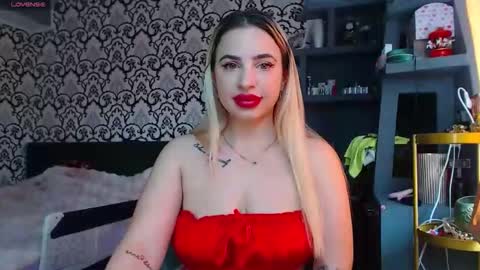 Queen LoraSinClare online show from April 24, 7:11 am