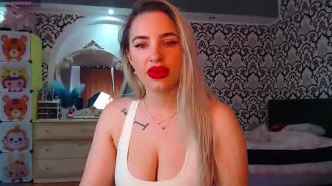 Queen LoraSinClare online show from April 27, 6:55 am