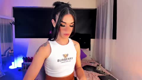 lesly lorena online show from February 1, 6:10 am