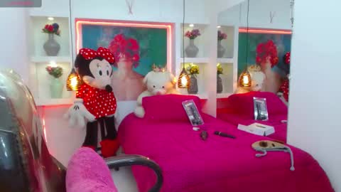 Snapshot of lorenapinto_ chatting on February 18, 2:49 am lore online show from February 18, 2:49 am