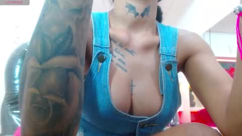 Snapshot of lorenapinto_ chatting on February 18, 10:25 pm lore online show from February 18, 10:25 pm