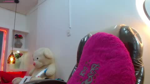 Snapshot of lorenapinto_ chatting on February 25, 10:39 pm lore online show from February 25, 10:39 pm