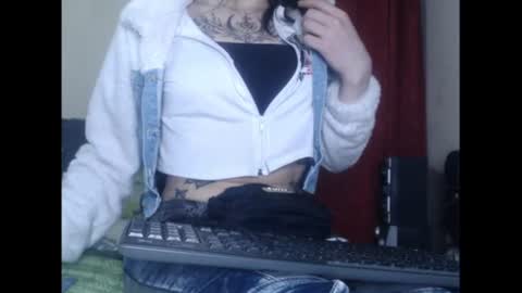 Snapshot of lorenitha_20 chatting on July 17, 1:56 am lorenitha online show from July 17, 1:56 am