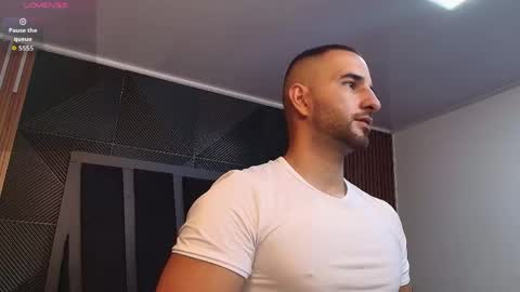  L O R E N Z O  Thumbs Up help  online show from April 17, 5:16 pm