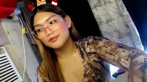 Snapshot of louheart chatting on December 27, 7:35 pm Sweet   online show from December 27, 7:35 pm