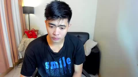 Snapshot of louie_cute_asian chatting on February 2, 12:40 am Kylie online show from February 2, 12:40 am