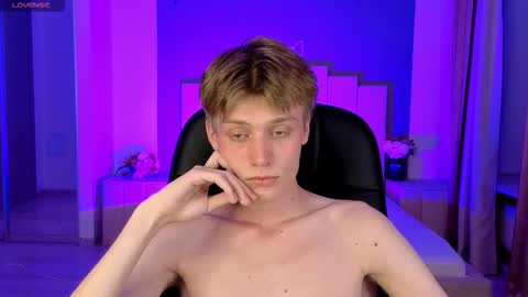 Snapshot of louie_evans chatting on September 15, 10:10 pm louie_evans online show from September 15, 10:10 pm