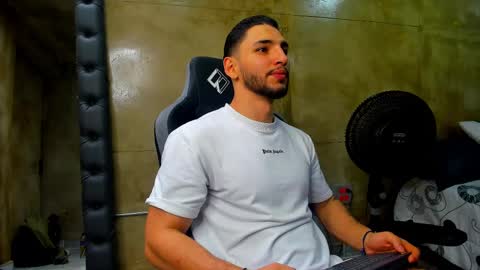 Snapshot of louis_connor chatting on March 8, 7:31 pm Louis online show from March 8, 7:31 pm