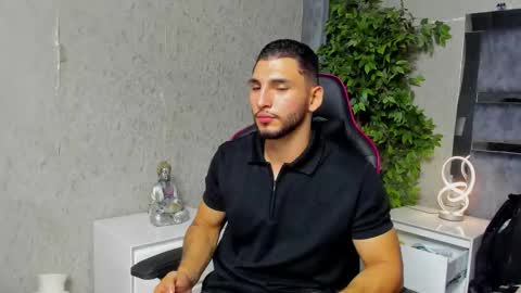 Snapshot of louis_connor chatting on December 4, 2:10 am Louis online show from December 4, 2:10 am