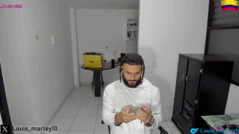 Snapshot of louis_marley_ chatting on December 6, 1:40 am louis_marley_ online show from December 6, 1:40 am