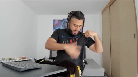 Snapshot of louis_marley_ chatting on February 18, 5:21 pm louis_marley_ online show from February 18, 5:21 pm