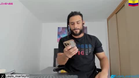Snapshot of louis_marley_ chatting on February 18, 8:47 pm louis_marley_ online show from February 18, 8:47 pm