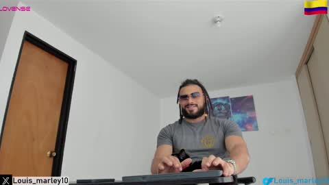 Snapshot of louis_marley_ chatting on March 7, 7:27 pm louis_marley_ online show from March 7, 7:27 pm