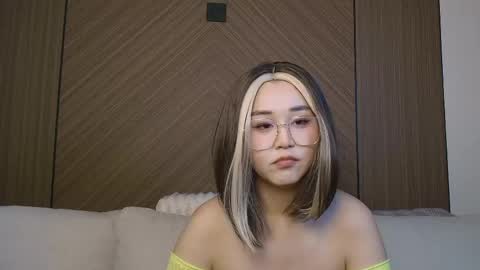 Snapshot of louisakim_ chatting on May 25, 8:15 pm Kim online show from May 25, 8:15 pm