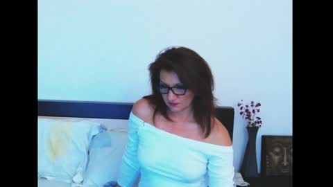 Snapshot of louisebella chatting on May 25, 11:11 pm louisebella online show from May 25, 11:11 pm
