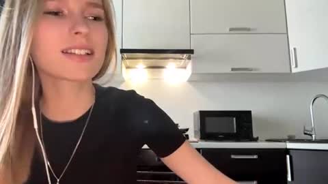 Mia online show from June 22, 9:17 am