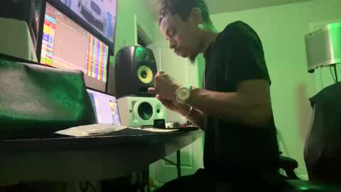 Snapshot of love4heelz chatting on February 7, 6:14 am Prynce online show from February 7, 6:14 am