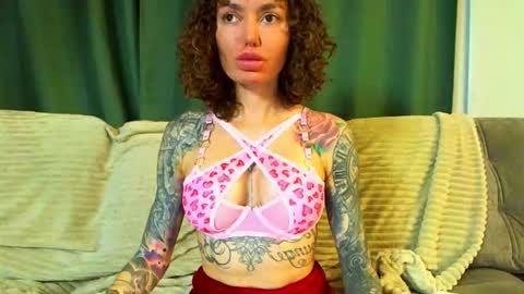 Snapshot of love_attation chatting on November 17, 1:44 am Cute face online show from November 17, 1:44 am