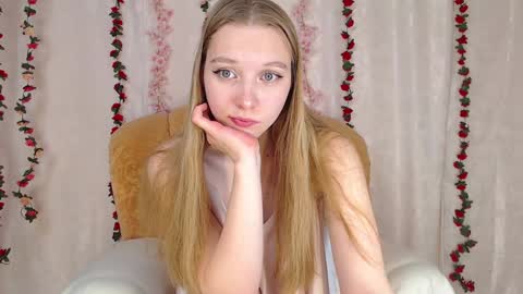 Snapshot of love_bella_ chatting on December 4, 9:51 am love bella online show from December 4, 9:51 am