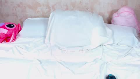 Snapshot of love_bella_ chatting on February 21, 12:06 pm love bella online show from February 21, 12:06 pm