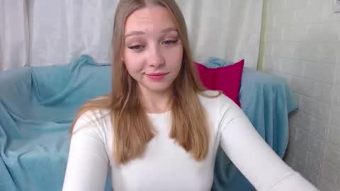 Snapshot of love_bella_ chatting on September 24, 12:25 am love bella online show from September 24, 12:25 am